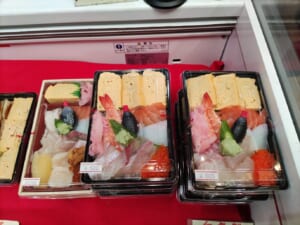 市場寿し　名物寿司/各600円