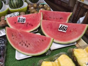 旦過土曜市　初物入荷フルーツショップ八木