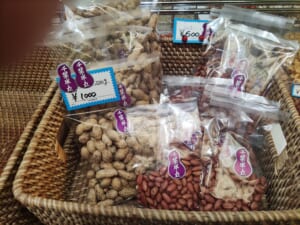 旦過土曜市　煎り立てピーナッツ