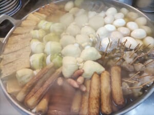 ◀旦過うどん▶とろ火炊きの名物おでん